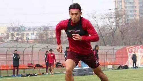 当幸存者忙乱的跳下马车的那一刹时，就意味着他也将逃不失落断头的宿命，白滑过，身首异处，喷出的一滤鲜血荡在了南瓜头的脸上，人就这么的掉往了生命却力所不及。